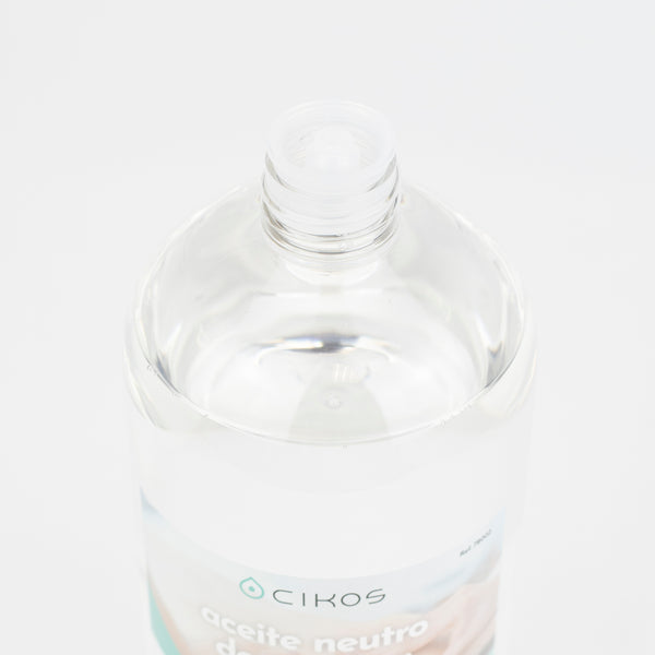 Vista superior de la botella de 1 litro del Aceite de vaselina Cikos neutro para masaje, textura ligera e incolora.