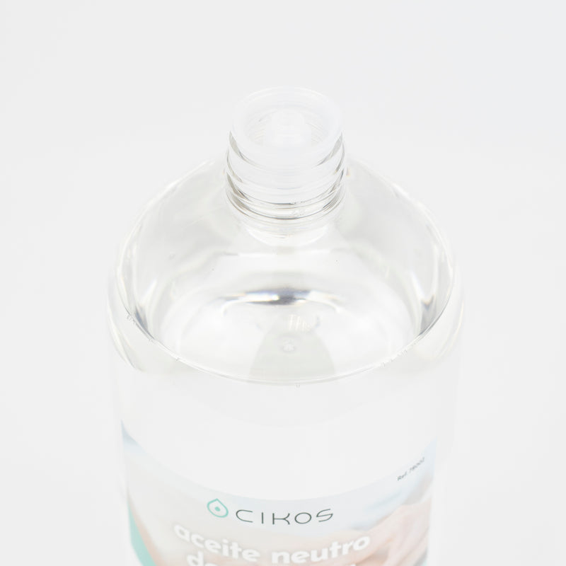 Vista superior de la botella de 1 litro del Aceite de vaselina Cikos neutro para masaje, textura ligera e incolora.