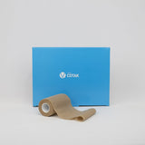 Venda cohesiva elástica beige Cotak para vendaje compresivo en clínica de fisioterapia