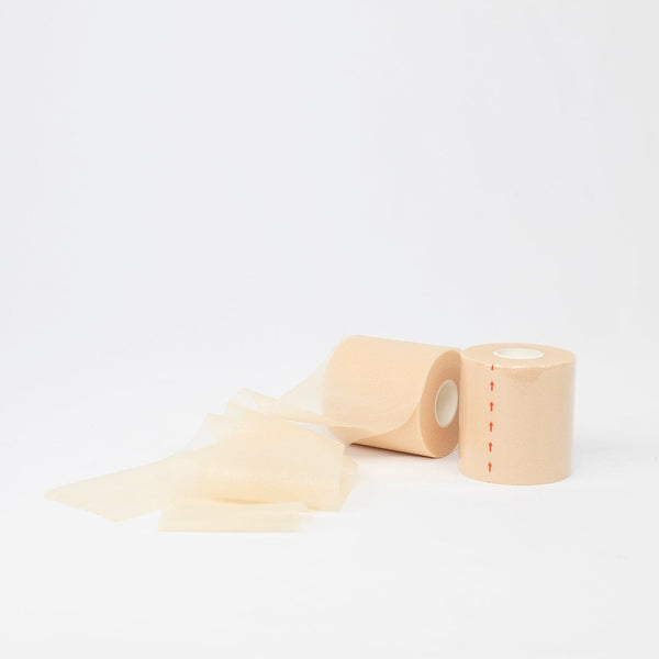 Detalle de los rollos de pretape Vendari beige, espuma transpirable y elástica sin látex para vendajes funcionales.