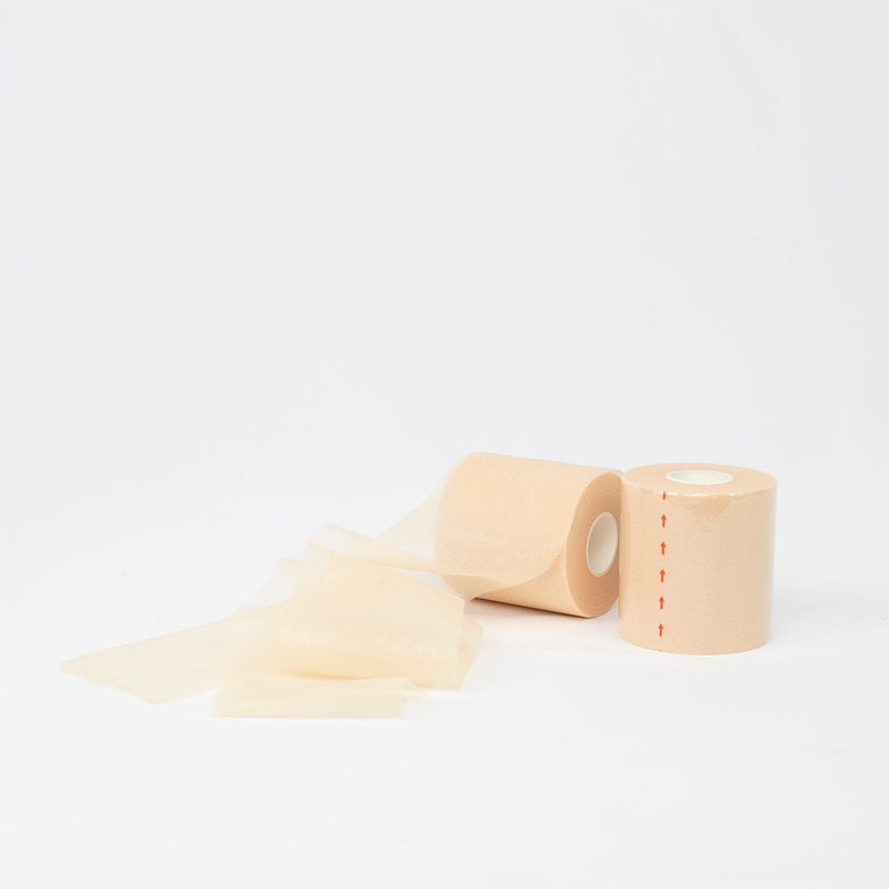 Detalle de los rollos de pretape Vendari beige, espuma transpirable y elástica sin látex para vendajes funcionales.