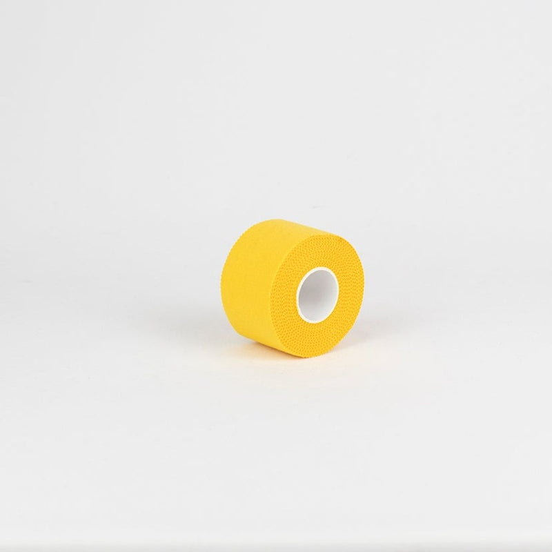 Rollo amarillo de venda adhesiva Vendari Plustape 3,8 cm × 10 m, ideal para fisioterapia y readaptación deportiva.