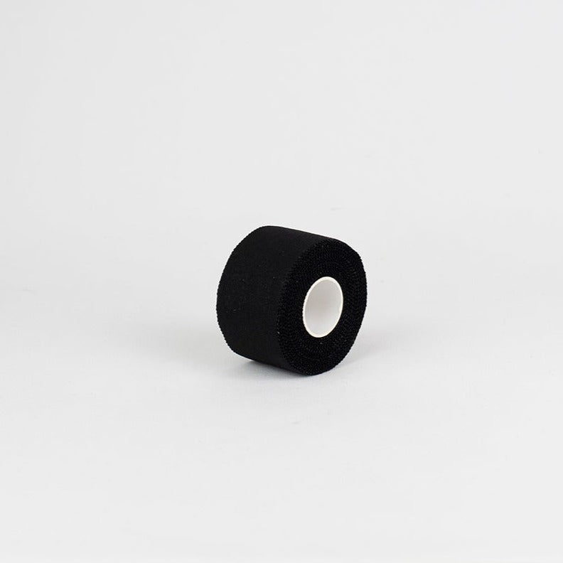 Venda adhesiva Vendari Plustape negra 3,8 cm × 10 m, libre de látex, alta adherencia y uso profesional en fisioterapia.