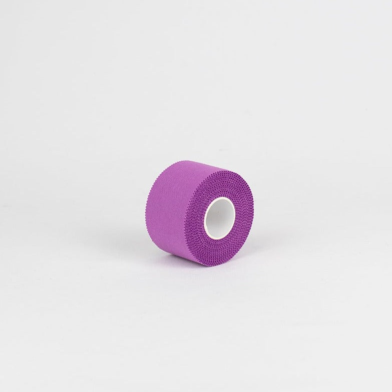 Rollo individual de venda inelástica adhesiva Vendari Plustape violeta 3,8 cm × 10 m, ideal para vendajes funcionales y deportivos.