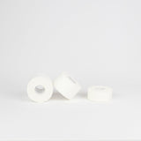 Tres rollos de Vendari Plustape de 3,8 cm x 10 m para inmovilización y sujeción muscular en tratamientos de fisioterapia.