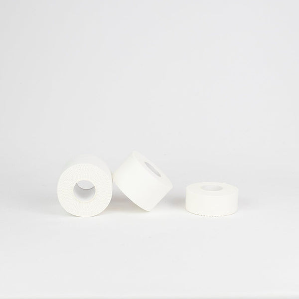 Tres rollos de Vendari Plustape de 3,8 cm x 10 m para inmovilización y sujeción muscular en tratamientos de fisioterapia.