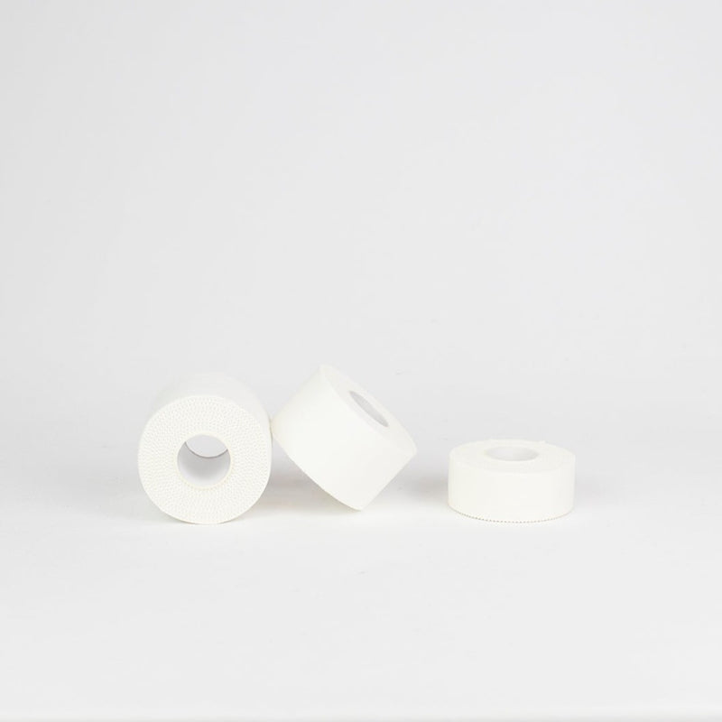 Tres rollos de Vendari Plustape de 3,8 cm x 10 m para inmovilización y sujeción muscular en tratamientos de fisioterapia.